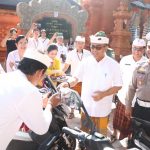 Tingkatkan Kelancaran Tugas dan Dukung Perpres RI, Walikota Jaya Negara Serahkan KBL Kepada Desa/Kelurahan