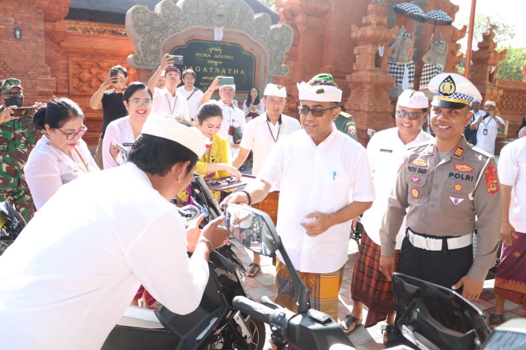 Tingkatkan Kelancaran Tugas dan Dukung Perpres RI, Walikota Jaya Negara Serahkan KBL Kepada Desa/Kelurahan