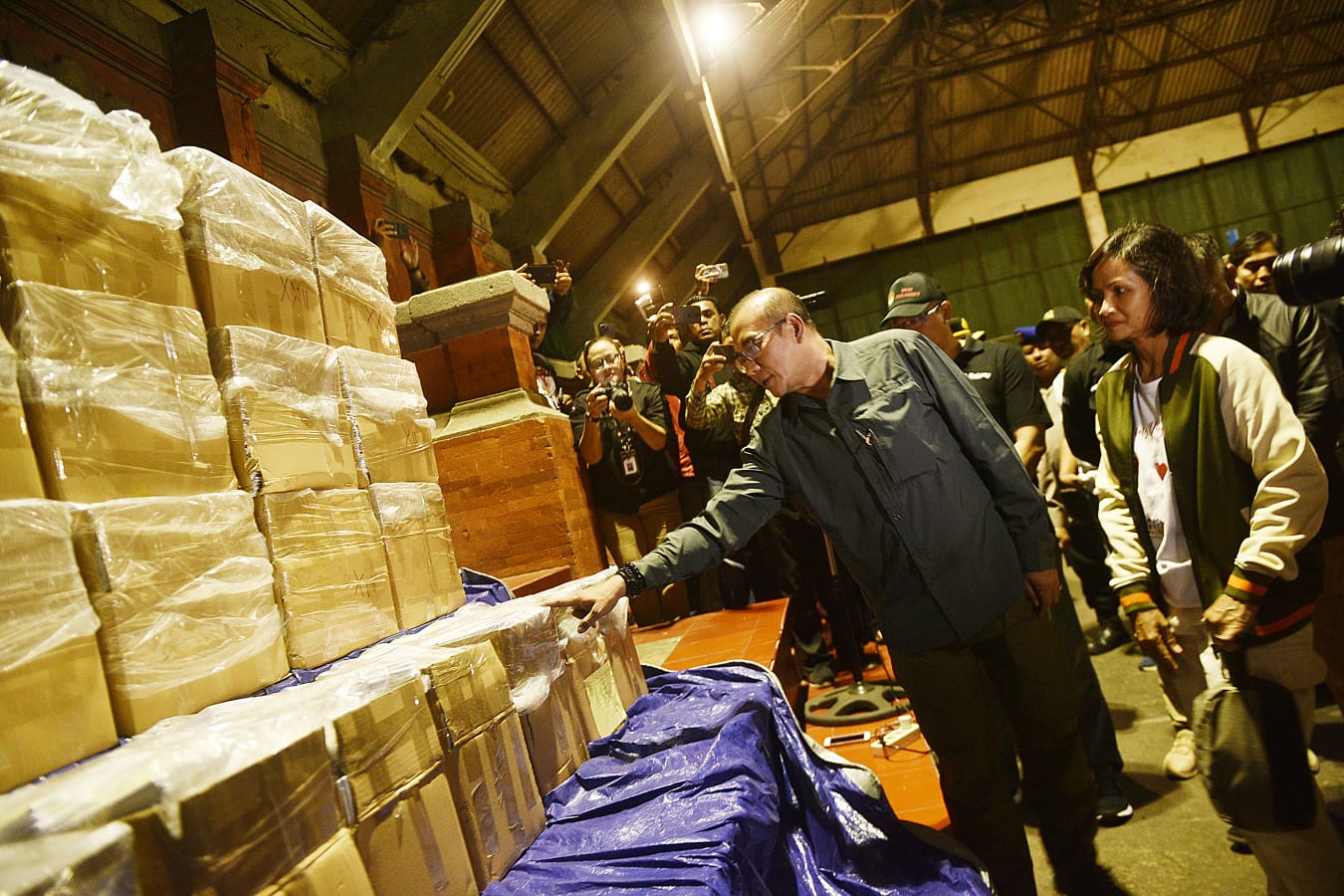 Ketua KPU RI, Hasyim Asy’ari Tinjau Gudang Logistik KPU Kota Denpasar di GOR Kompyang Sujana