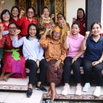 Ketua TP. PKK, Ny. Sagung Antari dampingi Menteri PPA, Bintang Puspayoga Serahkan Anjangsana Kepada Veteran Perempuan di Denpasar