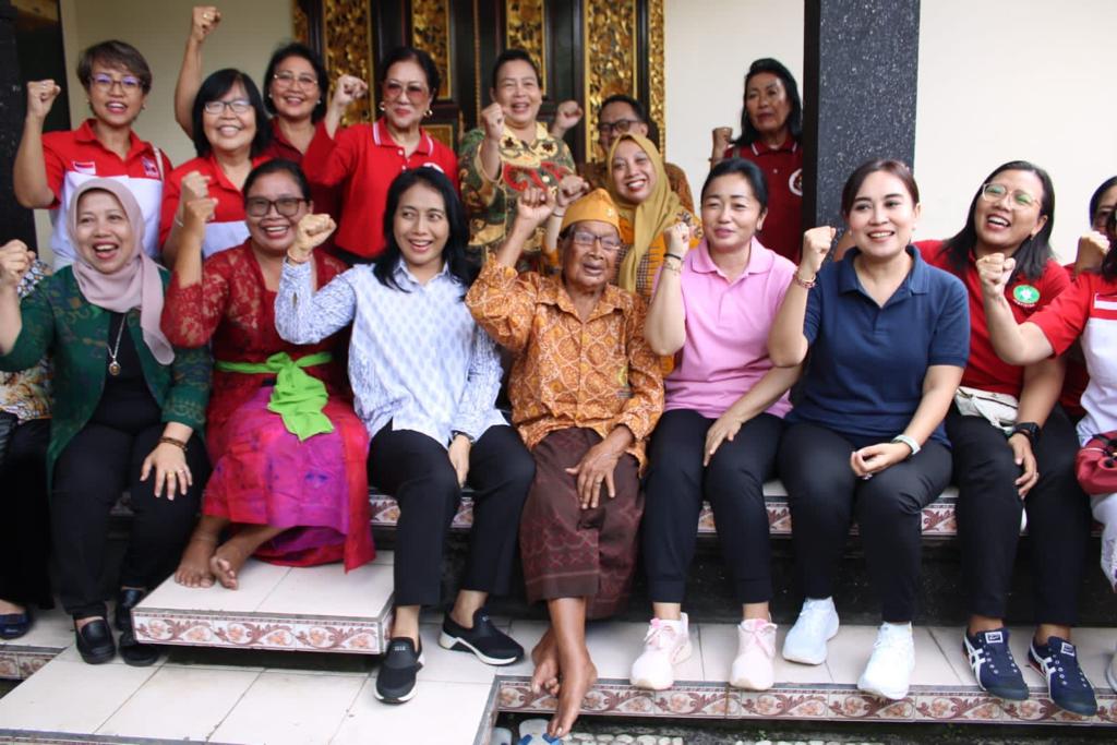 Ketua TP. PKK, Ny. Sagung Antari dampingi Menteri PPA, Bintang Puspayoga Serahkan Anjangsana Kepada Veteran Perempuan di Denpasar