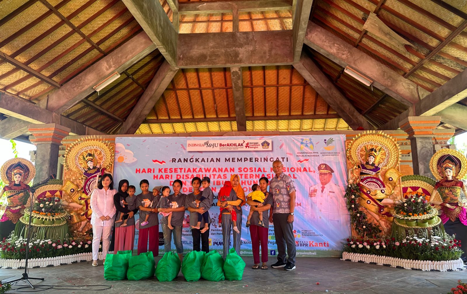 Peringati HKSN 2023 dan Hari Disabilitas Internasional PT. Pegadaian Kanwil VII Denpasar Serahkan Paket Bantuan CSR di Kab.Karangasem-Bali
