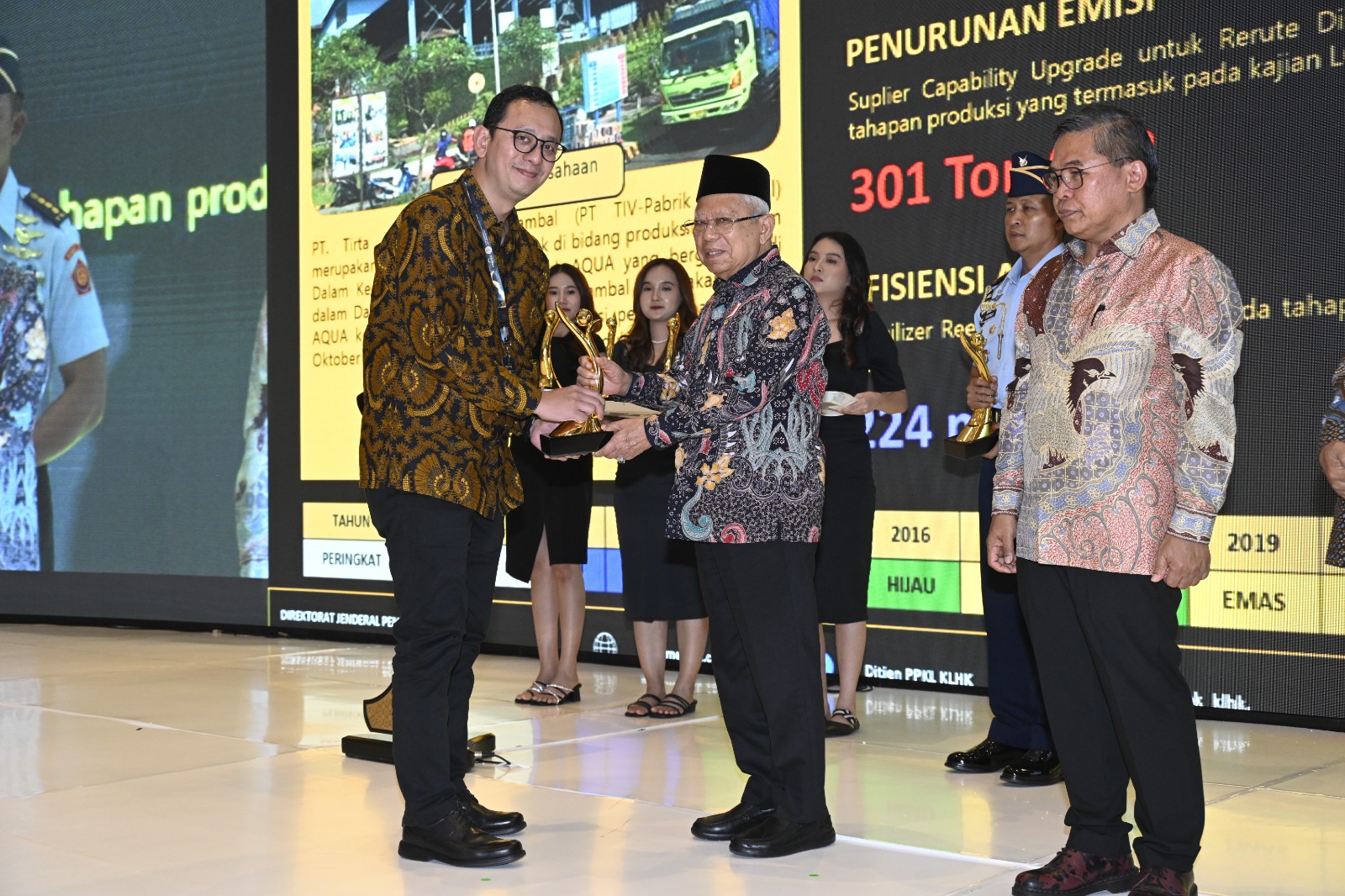 AQUA Mambal Kembali Terima PROPER Emas dari Kementerian KLHK