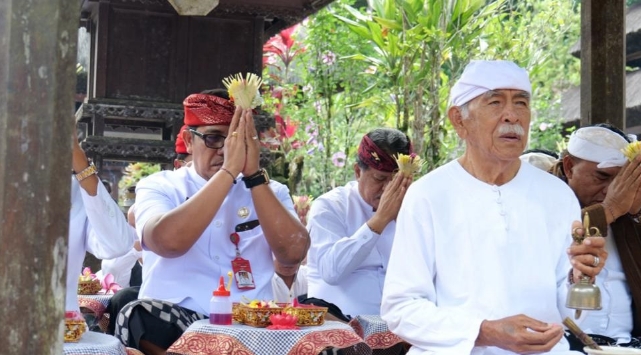 Bupati Sanjaya Sembahyang Bersama dengan Pekaseh dan Kelian Subak Abian Tabanan di Pura Luhur Batukau