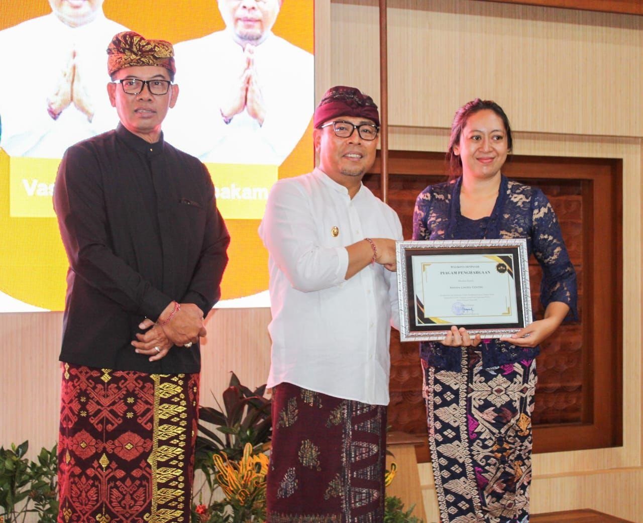 Wawali Arya Wibawa Serahkan Penghargaan Denpasar CSR/TJSL Tahun 2023, Wujud Apresiasi Bagi Stakeholder Dalam Mendukung Pembangunan Denpasar