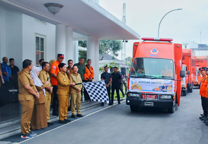 Bantu Masyarakat Terdampak Bencana, Pj Gubernur Sumut Distribusikan Bantuan Logistik Bencana ke Kabupaten/Kota