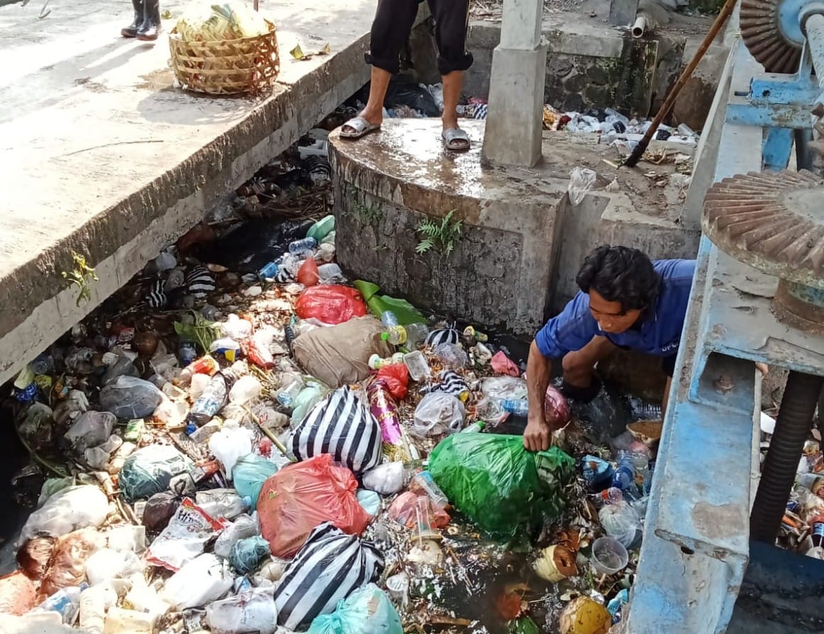 Antisipasi Musim Penghujan, DPUPR Denpasar Lakukan Pembersihan Kawasan Aliran Sungai