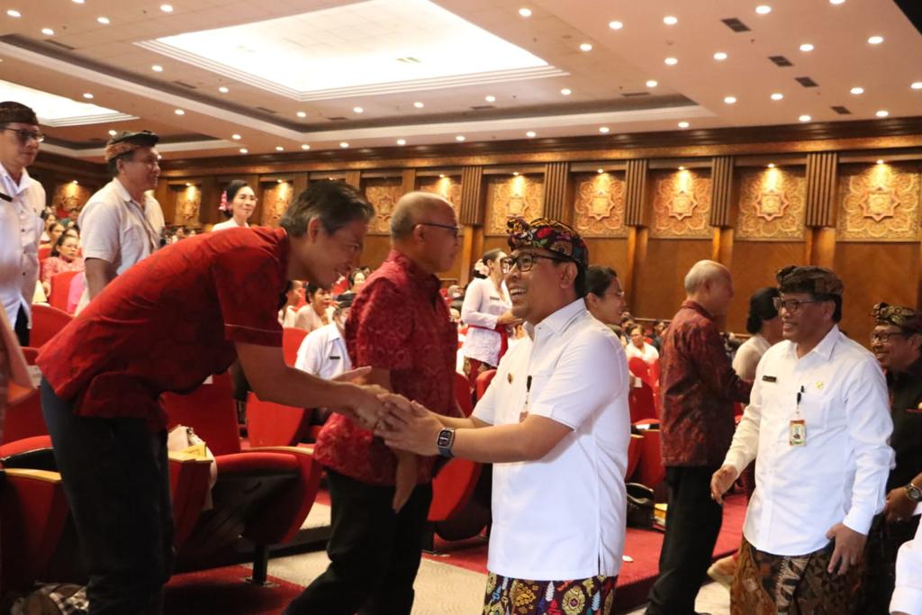 Rangkaian HUT Ke-103 RSUD. Wangaya, Wawali Arya Wibawa Buka Seminar Ilmiah Libatkan Nakes