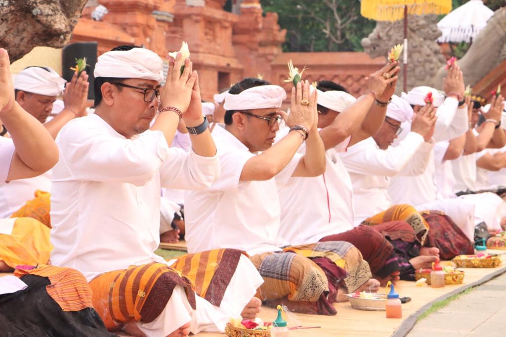 Sekda Alit Wiradana Hadiri Malam Renungan Suci Siwaratri bersama Penyandang Tuna Netra