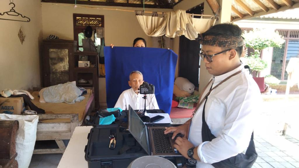 Kelurahan Penatih “Jemput Bola” Layani Perekaman e-KTP Warga Lansia
