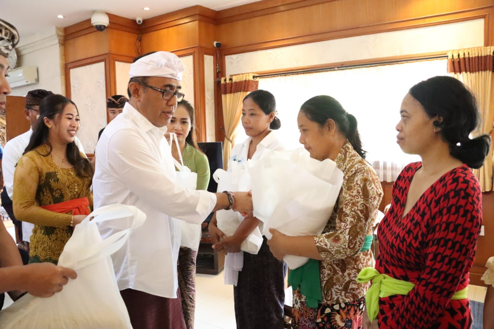 Serahkan Bantuan Sembako Kepada Wanita Rawan Sosial Ekonomi, Walikota Jaya Negara Sebut Komitmen Vasudaiva Khutumbakam