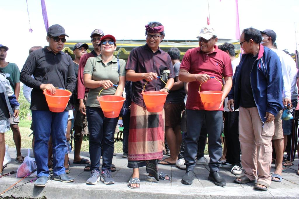 Sekda Alit Wiradana Buka Lomba Mancing ST. Banjar Mertagangga, Ubung