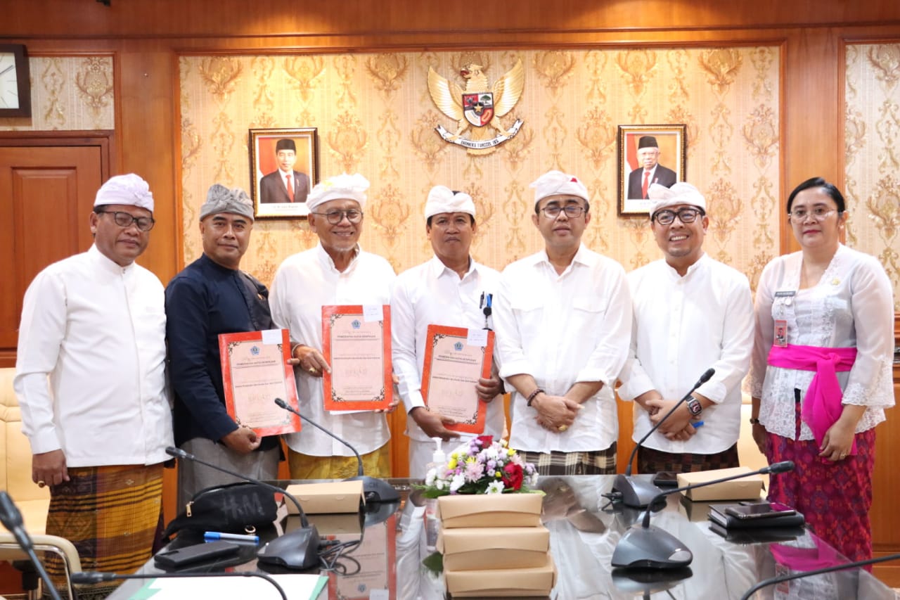 Walikota Jaya Negara Serahkan Hibah TA. 2023 Kepada Tiga Penerima di Kota Denpasar