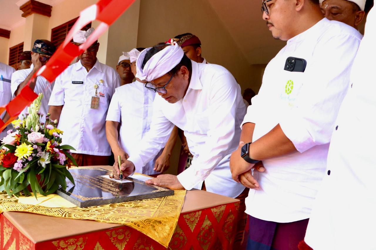 Sekda Alit Wiradana Resmikan Gedung Ruang Kelas Baru SDN 1 Renon
