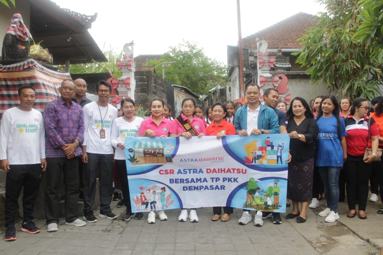 Ny. Antari Jaya Negara Salurkan Bantuan CSR Astra Daihatsu Cokro Kepada SDN 9 Padangsambian