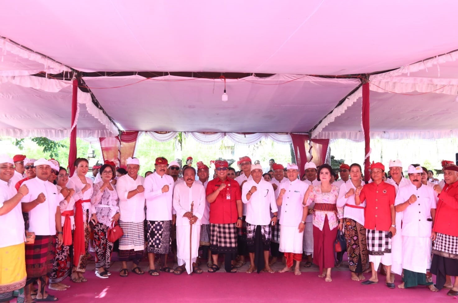 Bupati Sanjaya Hadiri Persembahyangan Bersama Pemelaspasan Pelinggih di Kantor Sekretariat DPRD Tabanan