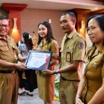 Sambut Hut Kota Denpasar Ke-236, Sekda Alit Wiradana Serahkan Piala Lomba Final Akselerasi Pengelolaan Keuangan dan Aset Daerah Kota Denpasar