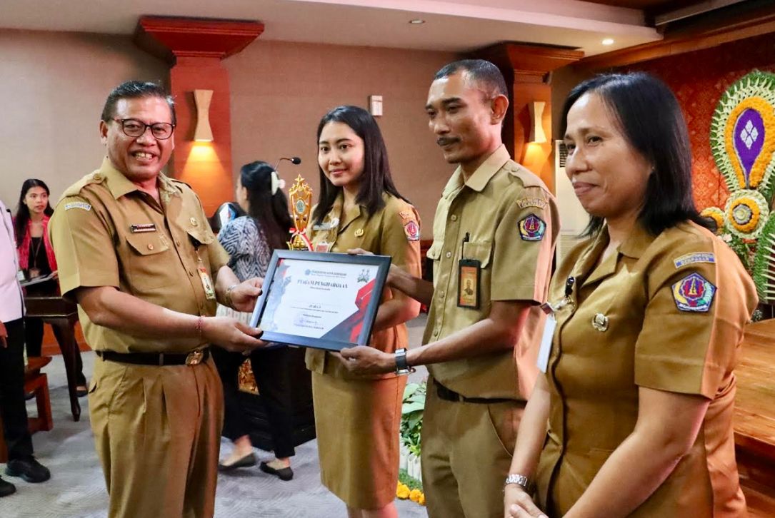 Sambut Hut Kota Denpasar Ke-236, Sekda Alit Wiradana Serahkan Piala Lomba Final Akselerasi Pengelolaan Keuangan dan Aset Daerah Kota Denpasar