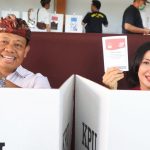 Pj.Gubenur  Bali  Bersama Istri, Nyoblos Pertama Kali di TPS 009 Banjar Kayumas Kaja