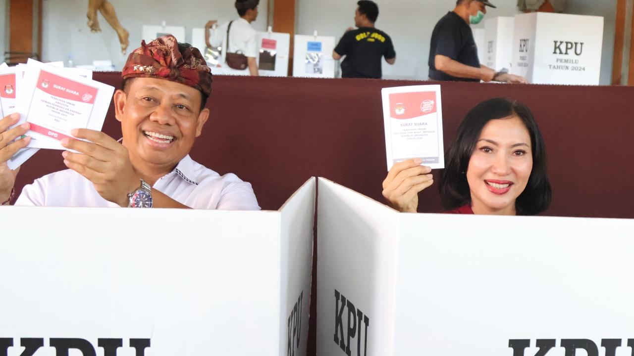 Pj.Gubenur  Bali  Bersama Istri, Nyoblos Pertama Kali di TPS 009 Banjar Kayumas Kaja