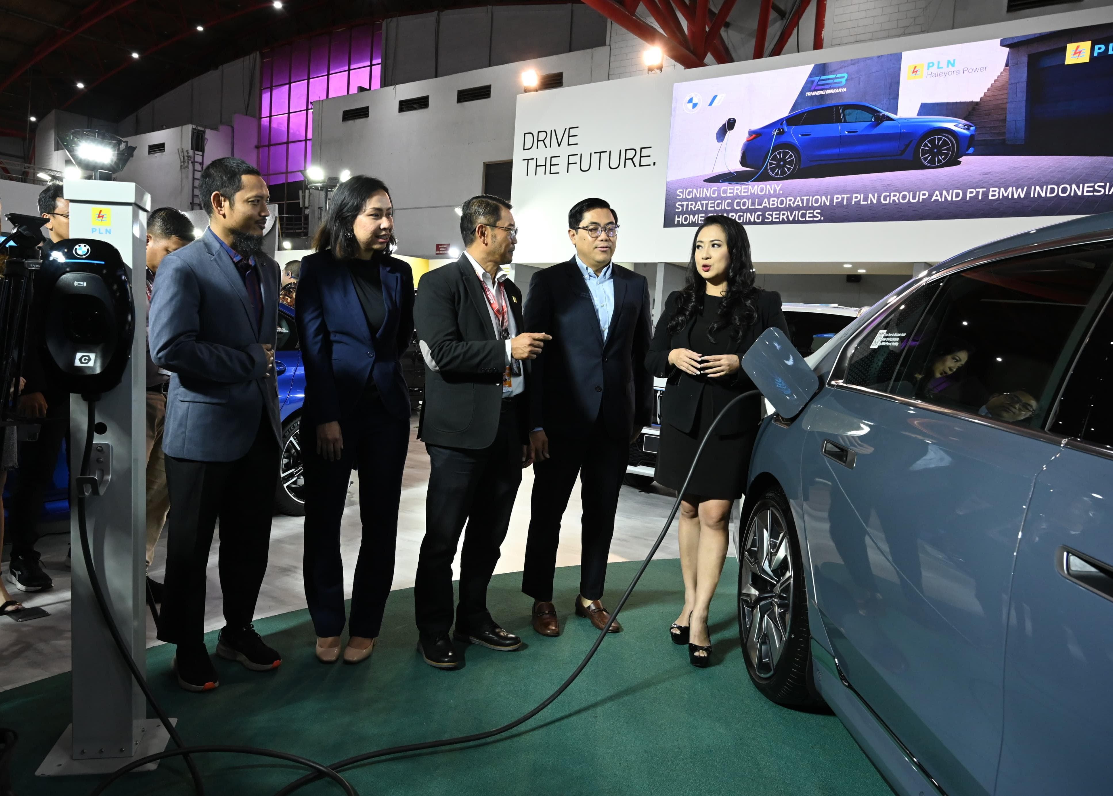 PLN Gandeng BMW, Tiap Pembelian Mobil EV dapat Fasilitas Home Charging Terintegrasi