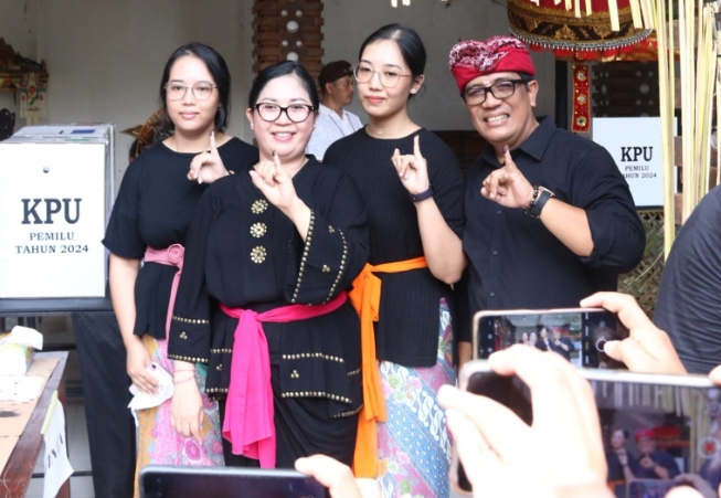 Gunakan Hak Pilih, Bupati Sanjaya Bersama Keluarga Nyoblos Pemilu 2024 di TPS 09 Dauh Pala