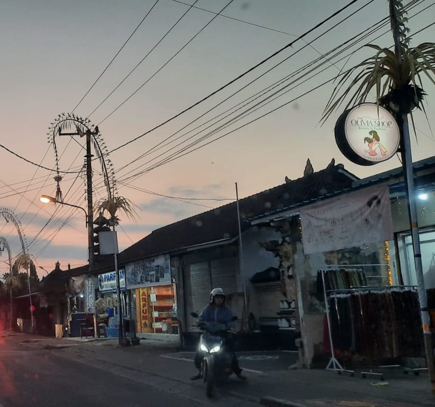 Jelang Perayaan Galungan dan Kuningan, PLN Imbau Masyarakat Perhatikan Jarak Aman Pasang Penjor