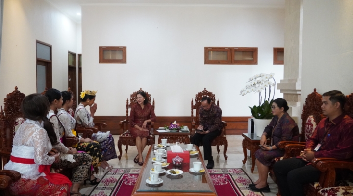 Melenggang Ke Ajang Nasional, Ketua Dekranasda Bali Beri Motivasi Putri Indonesia Bali 2024