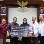 Pj. Gubernur Bali Serahkan Penghargaan dan Bonus Asian Games pada Desak Rita dan Sanggoe Darma Tanjung