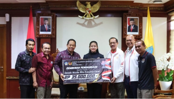 Pj. Gubernur Bali Serahkan Penghargaan dan Bonus Asian Games pada Desak Rita dan Sanggoe Darma Tanjung