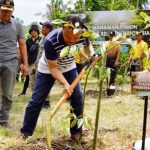 Upaya Nyata Jaga Lingkungan, Sekda Dewa Indra Hadiri Penanaman Pohon Serentak Bersama KLHK RI di Blimbingsari