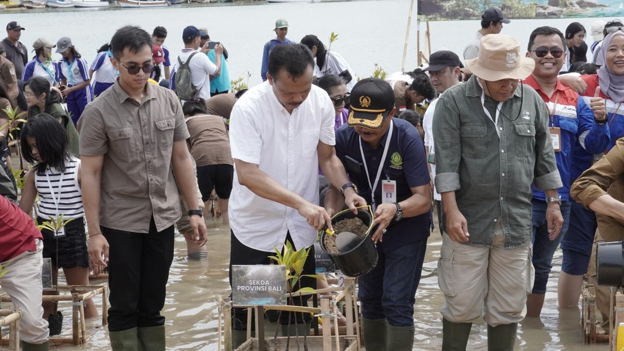 Sekda Dewa Indra Ajak Masyarakat Menanam Pohon di Setiap Kesempatan