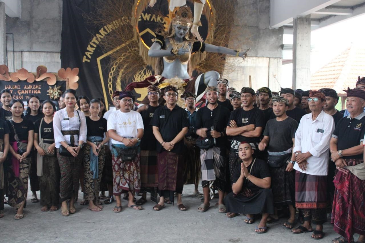 Tinjau Karya Ogoh-Ogoh STT Denpasar, Walikota Jaya Negara – Wawali Arya Wibawa  Apresiasi Pengembangan Kreatifitas, Pastikan Kesiapan Menuju Kesanga Fest.