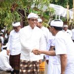 Walikota Jaya Negara Hadiri Upacara Melaspas dan Mecaru Rsi Gana di Pura Pasek Wangaya Kaja.