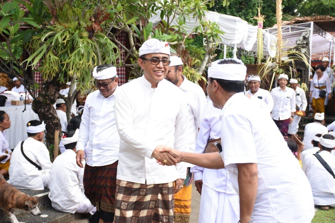 Walikota Jaya Negara Hadiri Upacara Melaspas dan Mecaru Rsi Gana di Pura Pasek Wangaya Kaja.