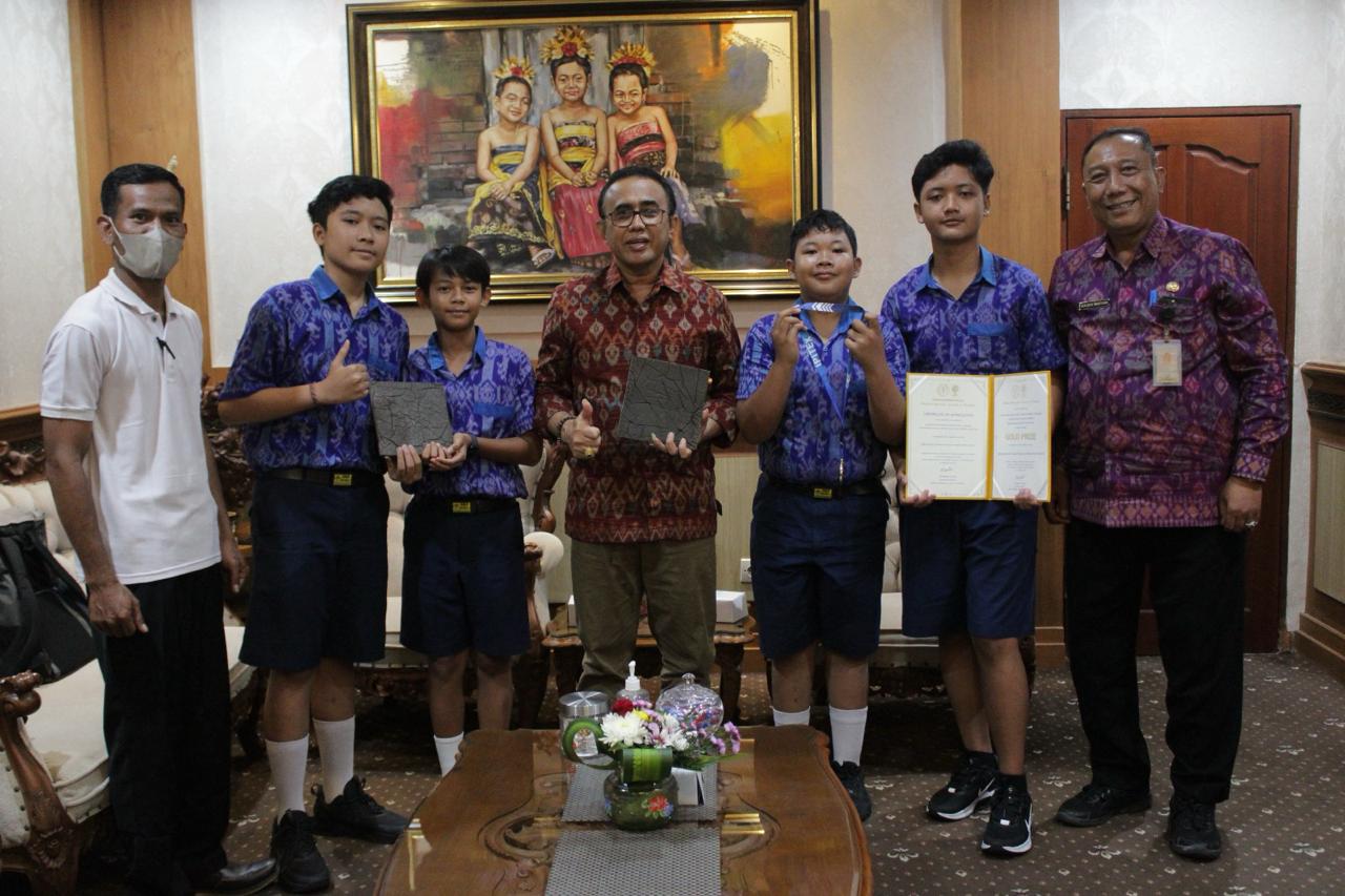 Membanggakan, Empat Siswa SMP Negeri 1 Denpasar Boyong Medali Emas Pada Kompetisi Thailand’s Investor Day di Bangkok