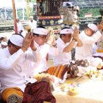 Walikota Jaya Negara Ngaturang Bhakti Pujawali di Pura Dalem Sakenan.