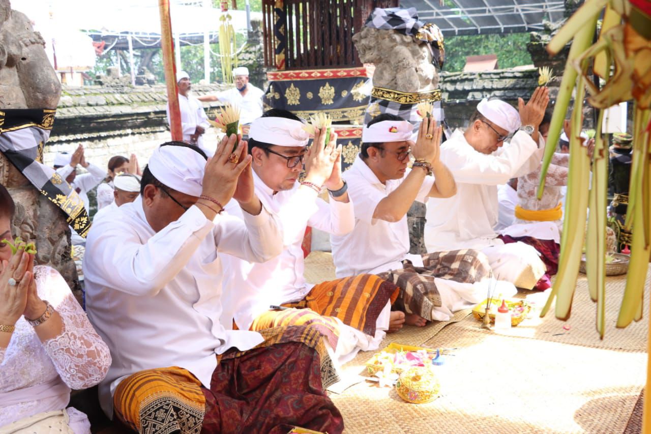 Walikota Jaya Negara Ngaturang Bhakti Pujawali di Pura Dalem Sakenan.