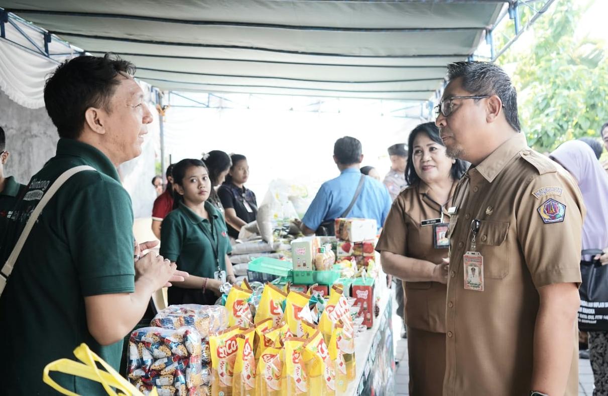 Jaga Laju Inflasi Jelang Idul Fitri 1445H, Wawali Arya Wibawa Tinjau Pasar Murah di Masjid Al Furqon