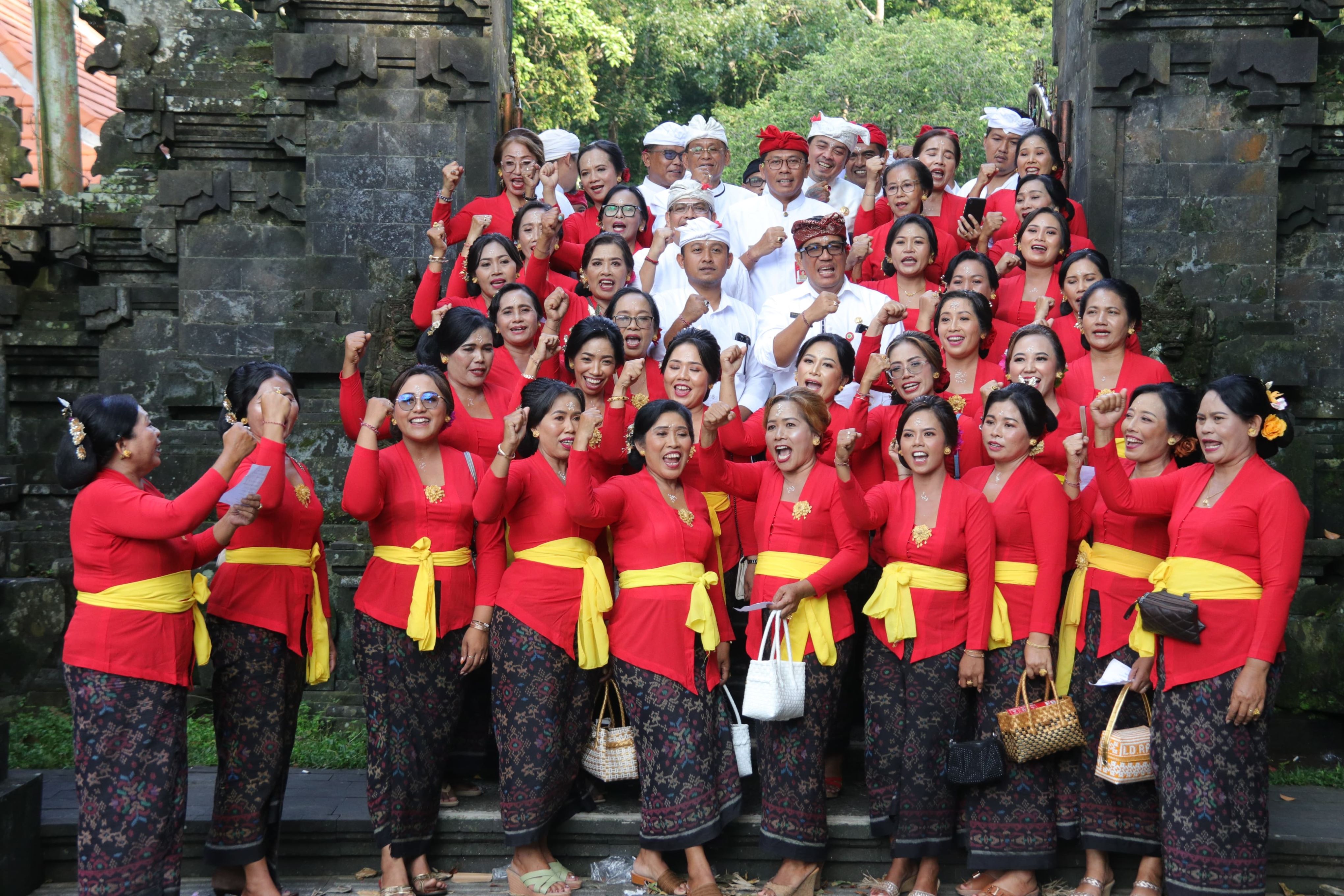Bupati Sanjaya Hadiri Sembahyang di Pura Dalem Khayangan Kedaton Desa Adat Kukuh