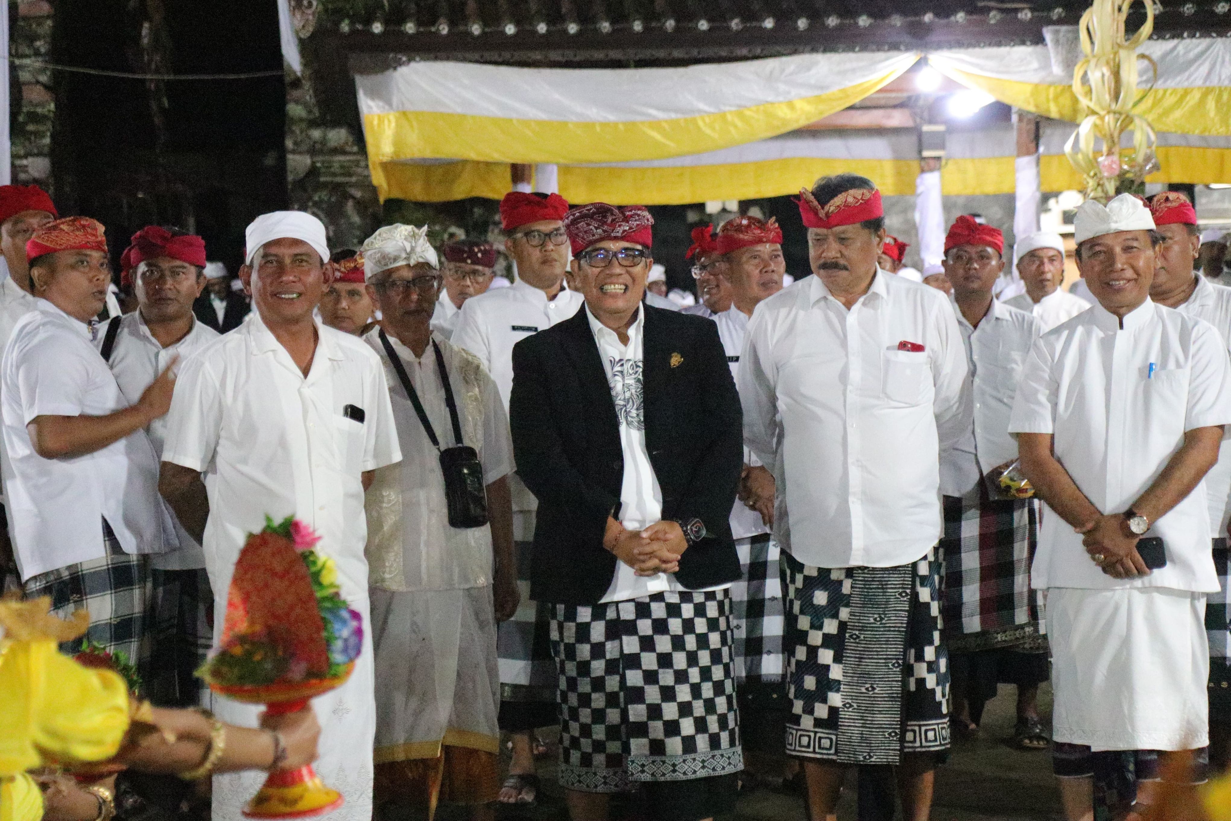 Bupati Sanjaya Apresiasi Karya Ageng Bhatara Turun Kabeh di Pura Puseh Bale Agung Desa Adat Padangan