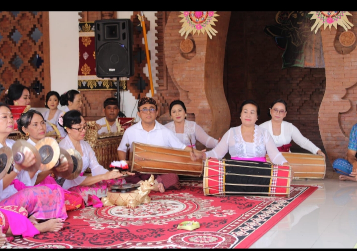 Walikota Jaya Negara Resmikan Sekehe Gong Wanita Gayatri Suara Taman Sari dan Sekehe Tari Sekar Taman Sari.