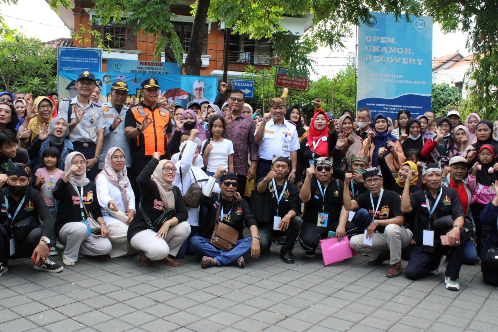 Sekda Alit Wiradana Lepas Peserta Program Mudik Gratis Ikawangi