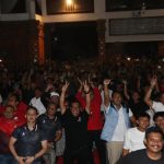 Bupati Sanjaya Duduk Lesehan, Nobar Timnas Bersama Ribuan Warga Tabanan