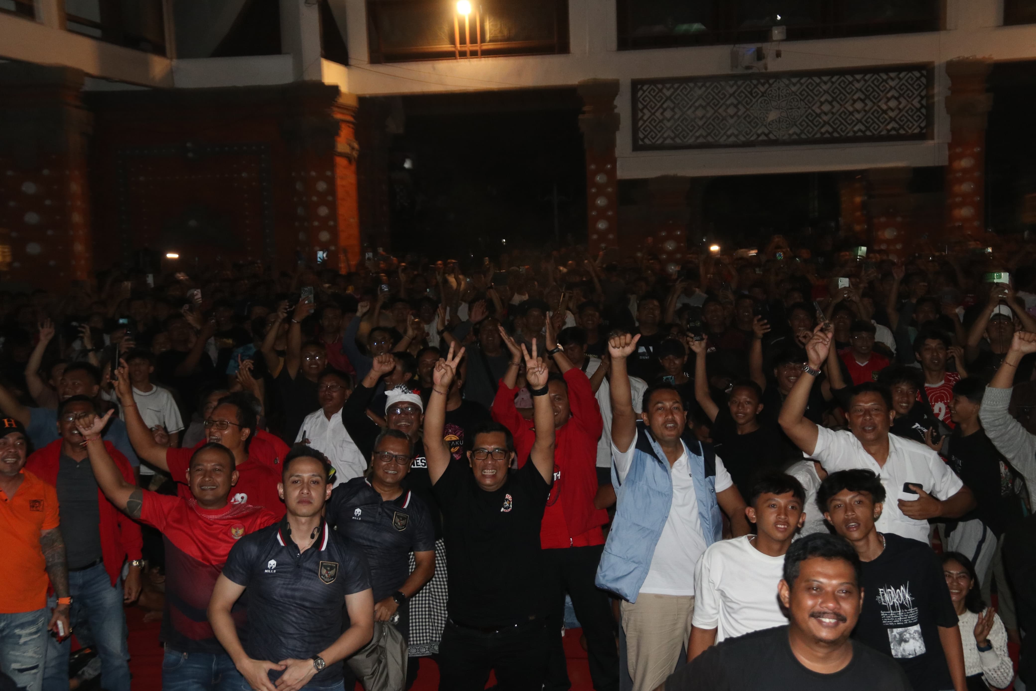 Bupati Sanjaya Duduk Lesehan, Nobar Timnas Bersama Ribuan Warga Tabanan
