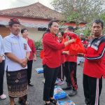 Ny. Sariasih Sedana Arta Serahkan Paket Sembako Kepada Petugas Kebersihan