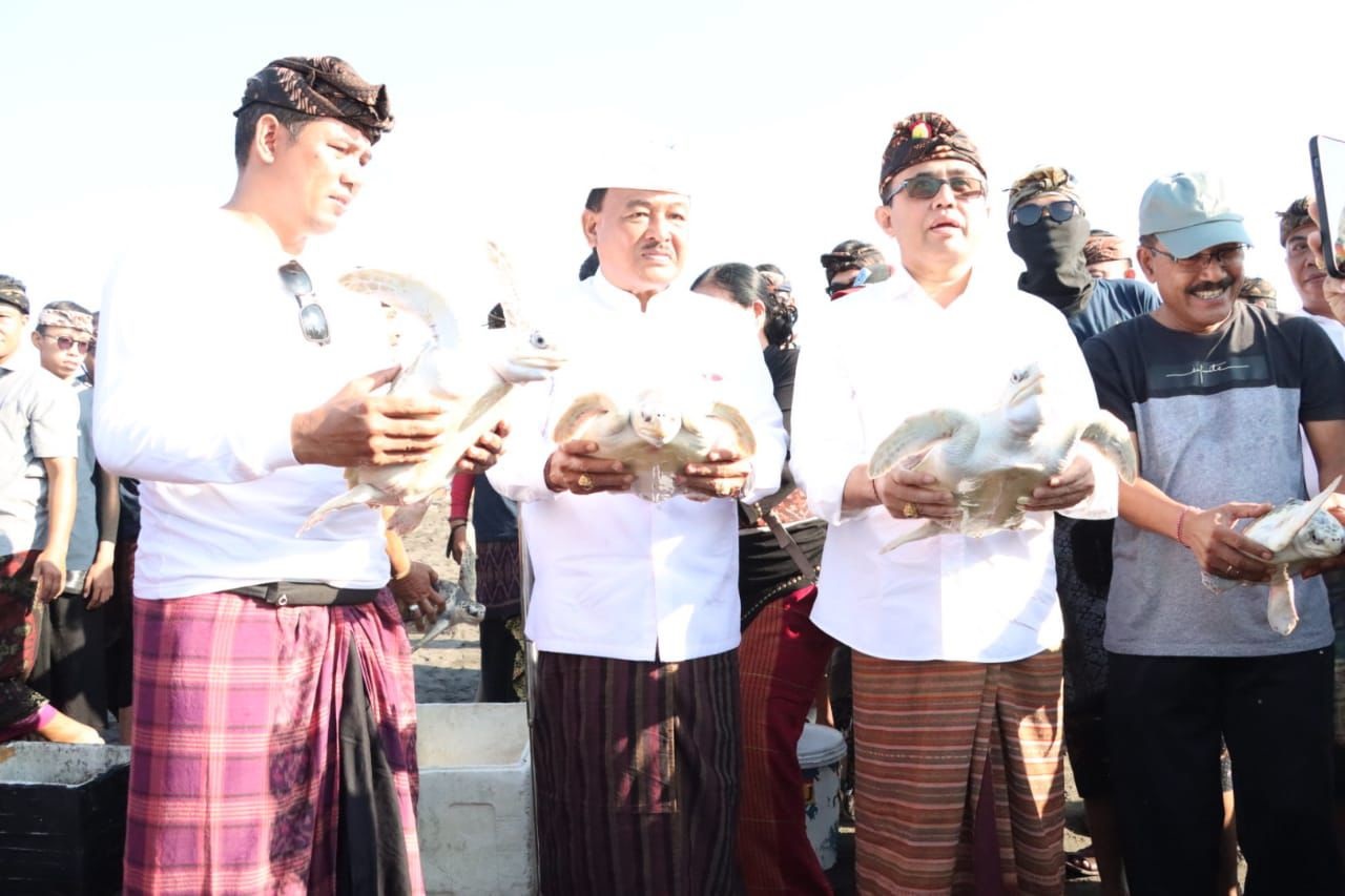 Lepas Tukik, dan Melempar Alat Pancing Pertama, Walikota Jaya Negara Buka “Biaung Beach Fishing Tournament”