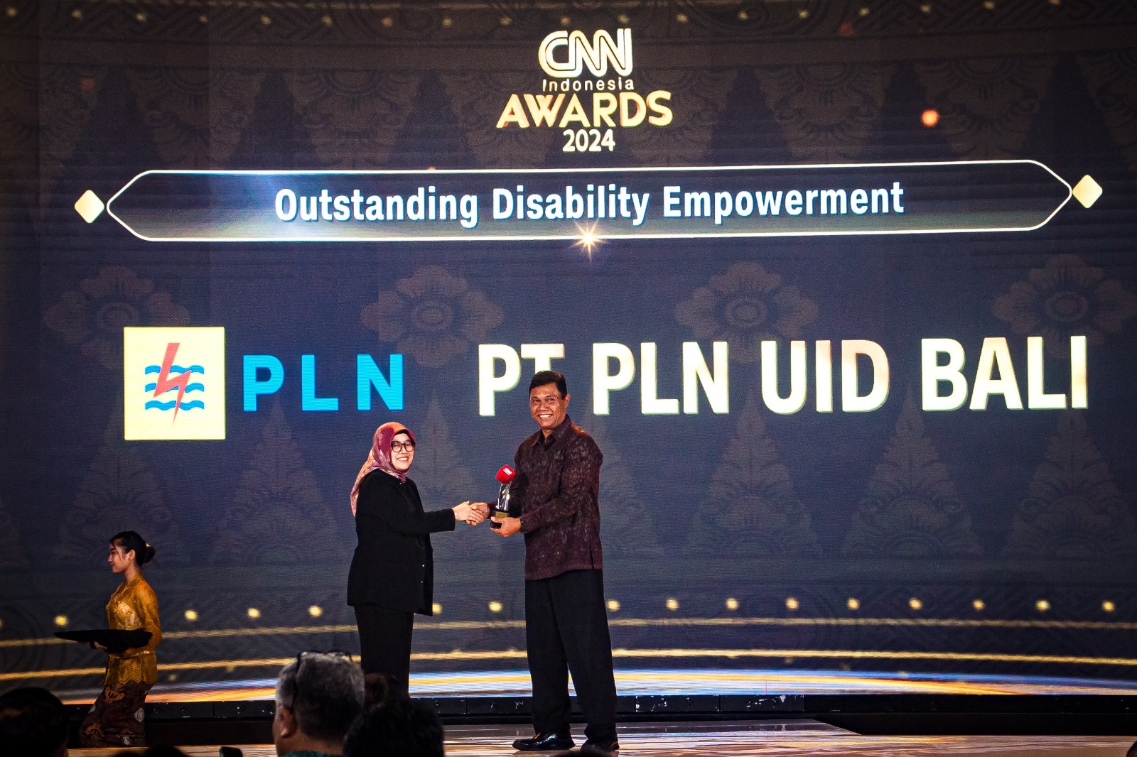 Konsisten Berdayakan Penyandang Disabilitas, PLN Raih Penghargaan Bergengsi CNN Indonesia Awards