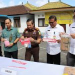 Sekda Alit Wiradana Hadiri Pemusnahan Barang Bukti Tindak Pidana Umum dan Khusus.