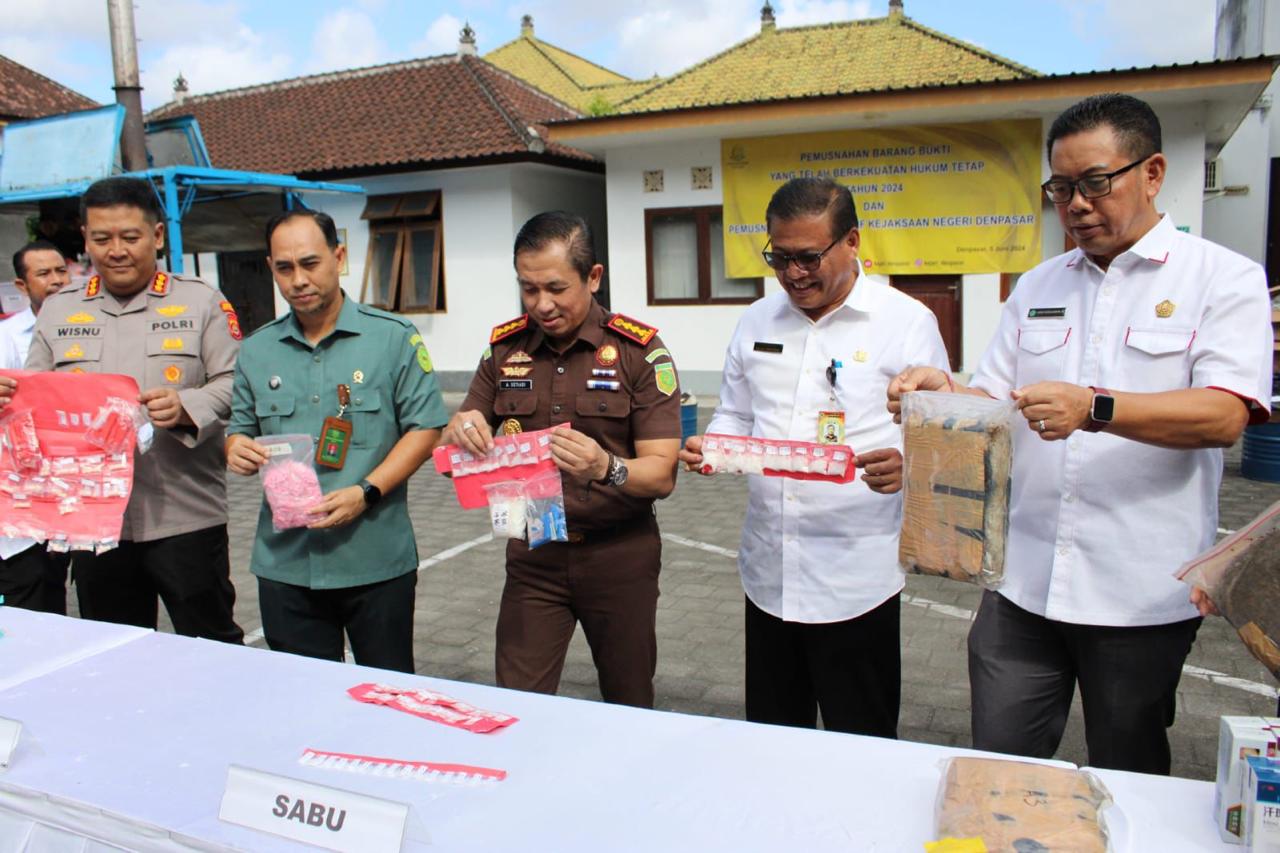 Sekda Alit Wiradana Hadiri Pemusnahan Barang Bukti Tindak Pidana Umum dan Khusus.